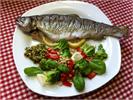 Ovnbagte foreller med broccolisalat og pistaciepesto