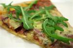 Pizza med lufttørret skinke og rucola